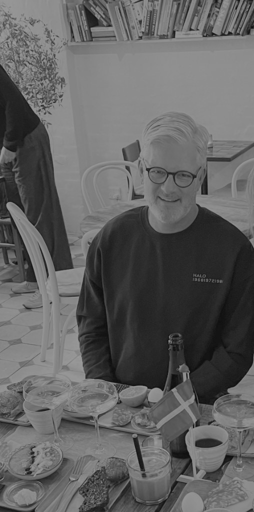 Jan Trane Roebel til morgenmad på café, sort-hvid portræt